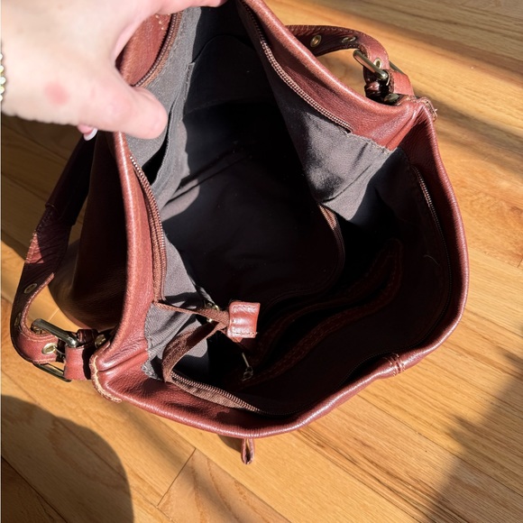 Elegant Brown Leather Shoulder Bag - Picture 3 of 4